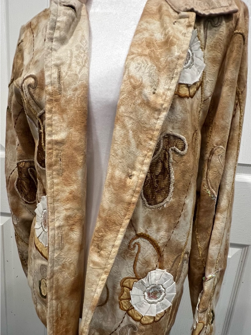Indigo Moon Beige & Cream Embroidered Velvet Blazer. Size S.